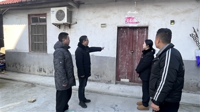  圖②：法官勘察訟爭房產(chǎn)。