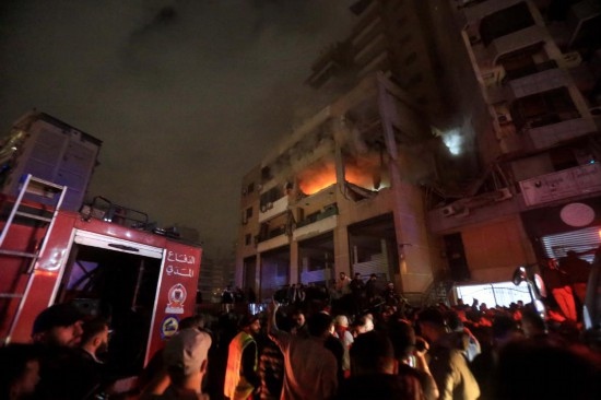 1月2日，人們聚集在黎巴嫩貝魯特南郊的以色列無(wú)人機(jī)襲擊現(xiàn)場(chǎng)。新華社發(fā)（比拉爾·賈維希攝）