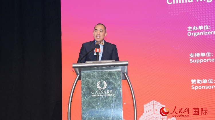 內(nèi)華達州副州長辦公室幕僚長魯?shù)稀づ撩鲌D安在論壇致辭。人民網(wǎng)記者 鄧圩攝