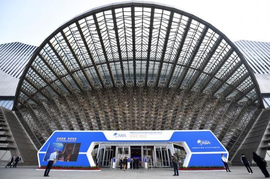 2023年10月30日，參會(huì)嘉賓步入長(zhǎng)沙國(guó)際會(huì)議中心。當(dāng)日，以“全球發(fā)展 共享安全”為主題的博鰲亞洲論壇全球經(jīng)濟(jì)發(fā)展與安全論壇第二屆大會(huì)在湖南長(zhǎng)沙開(kāi)幕。新華社記者 陳振海 攝