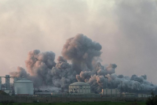  這是1月6日從加沙邊境以色列一側拍攝的加沙北部遭襲情況。新華社發(fā)（伊蘭·阿薩亞格攝/基尼圖片社）