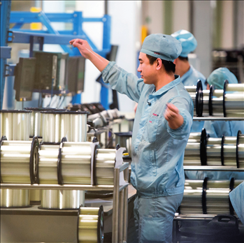 在位于武漢的長(zhǎng)飛光纖光纜股份有限公司光纖生產(chǎn)車(chē)間內(nèi)，工作人員對(duì)光纖進(jìn)行檢測(cè)（資料圖片）。肖藝九攝/本刊