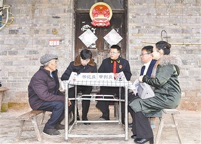  圖②：調(diào)解現(xiàn)場。