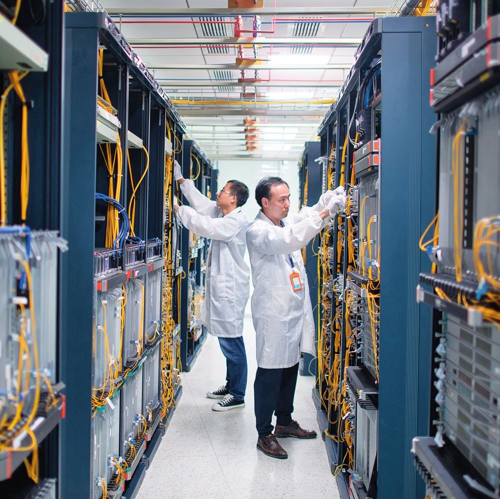 在位于武漢中國(guó)光谷的光電器件研發(fā)制造商——武漢光迅科技股份有限公司生產(chǎn)車(chē)間內(nèi)，技術(shù)人員在光模塊生產(chǎn)線作業(yè)（2023年4月11日攝）。程敏攝/本刊