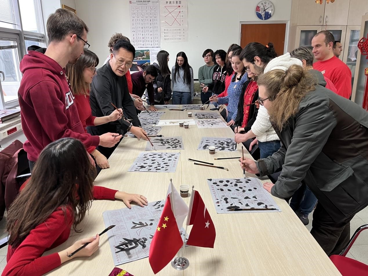 學(xué)生體驗(yàn)書(shū)法。中東技術(shù)大學(xué)孔院供圖