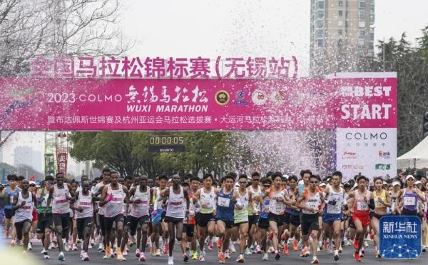 2023年3月19日，2023無(wú)錫馬拉松鳴槍開(kāi)賽。新華社記者 李博 攝