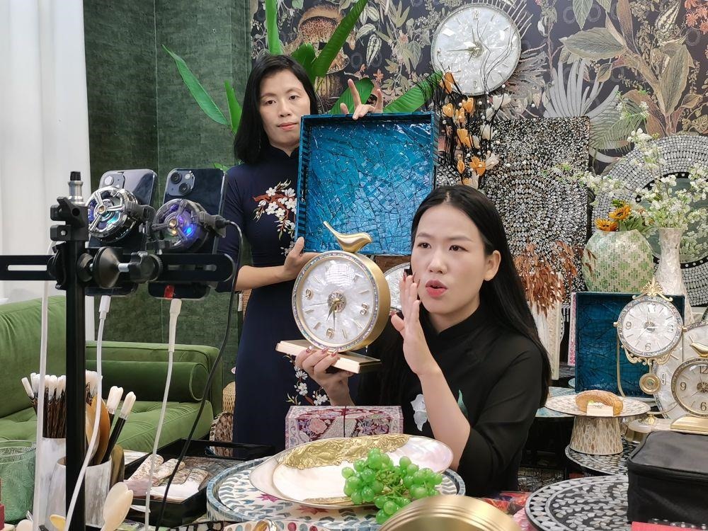 △在廣西防城港東興市一個(gè)電商直播間里，主播在進(jìn)行活動(dòng)推介。