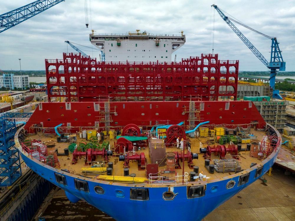 △2023年5月7日，江蘇揚(yáng)州中遠(yuǎn)海運(yùn)重工有限公司工人在作業(yè)。