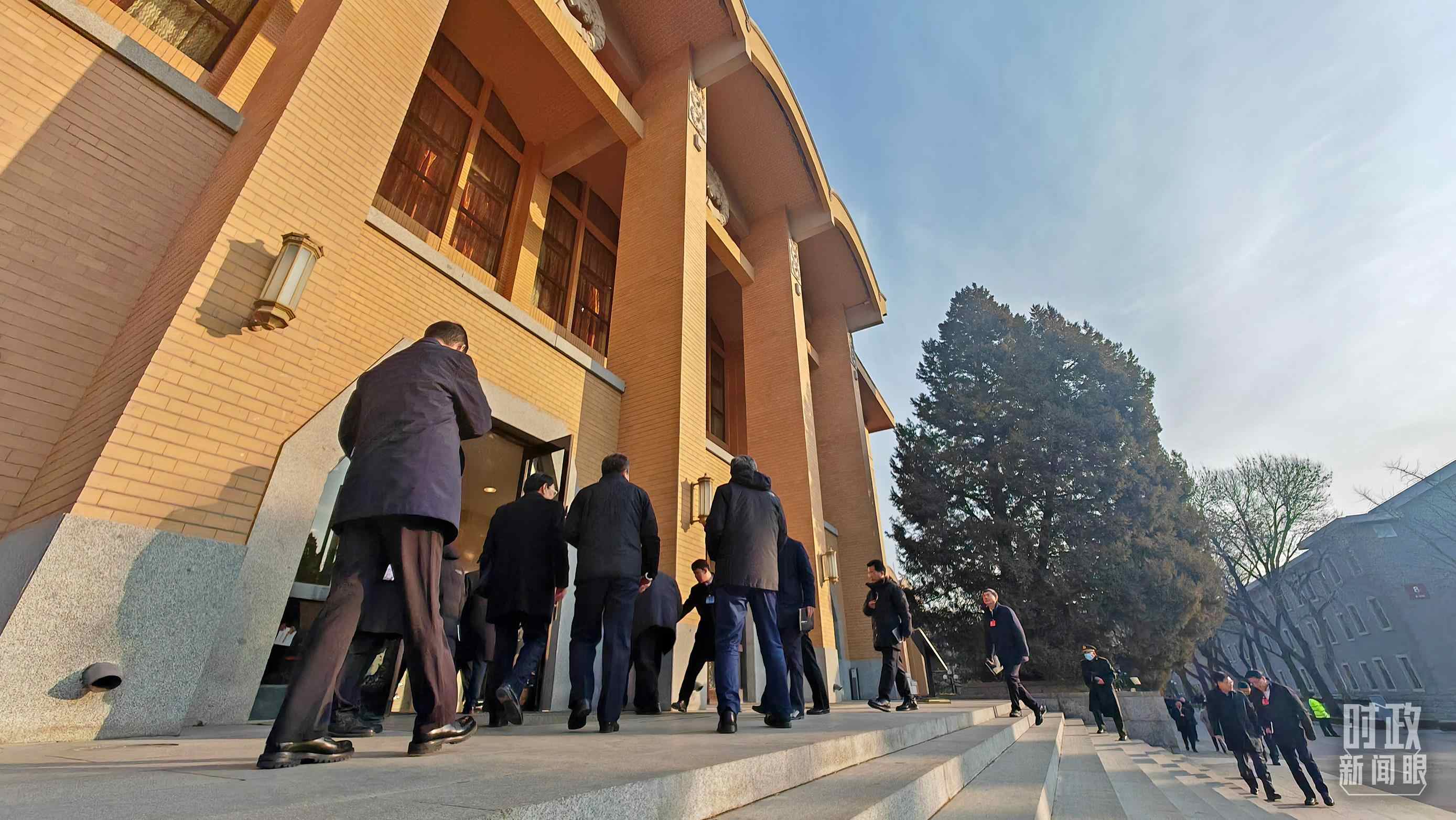 △省部級(jí)主要領(lǐng)導(dǎo)干部推動(dòng)金融高質(zhì)量發(fā)展專題研討班的學(xué)員們正在進(jìn)入會(huì)場(chǎng)。（總臺(tái)央視記者王策拍攝）