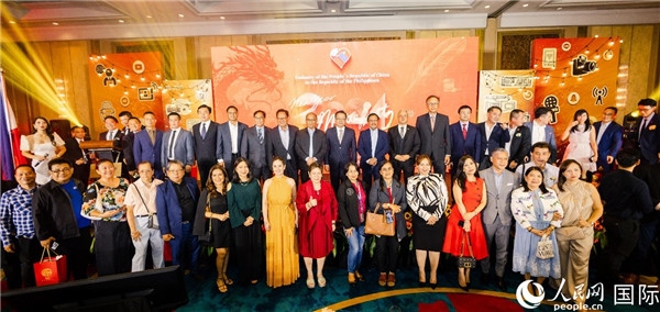 出席駐菲律賓使館2024年新年媒體沙龍部分嘉賓代表合影。人民網(wǎng)記者樊帆 攝