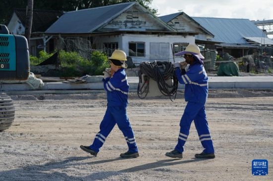 1月18日，工作人員在瑙魯艾沃港碼頭升級改造項(xiàng)目工地工作。新華社記者 王申 攝