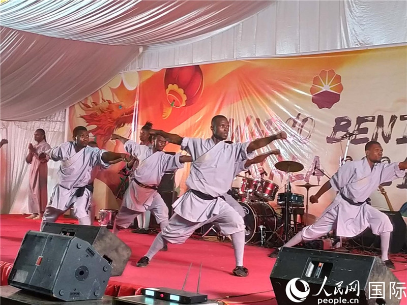 貝寧中國文化中心武術(shù)隊在進(jìn)行表演。人民網(wǎng)記者 黃培昭攝