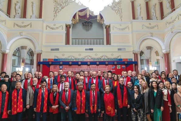 中俄書(shū)法美術(shù)作品聯(lián)展與會(huì)來(lái)賓共同合影留念。駐俄羅斯使館供圖