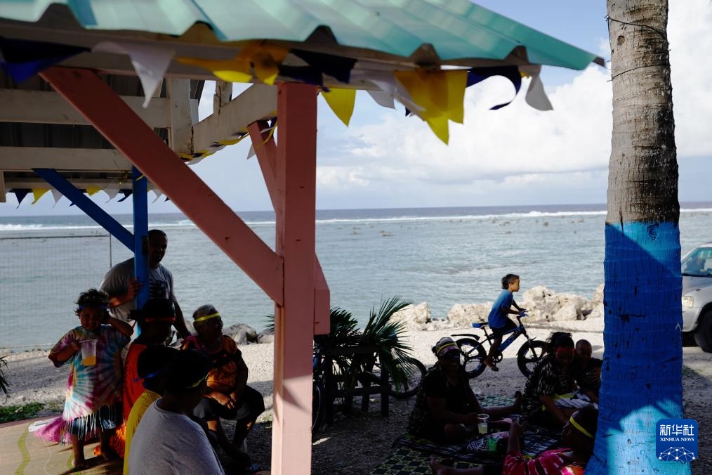 1月20日，當(dāng)?shù)厝嗽阼斠惶幒┬蓍e娛樂。新華社記者 王申 攝