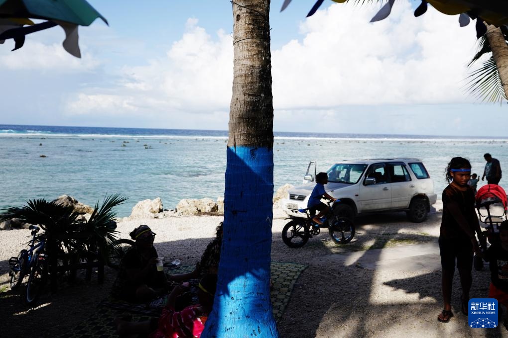 1月20日，當(dāng)?shù)厝嗽阼斠惶幒┬蓍e娛樂。新華社記者 王申 攝