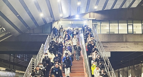 2024年鐵路春運(yùn)今日啟動，旅客進(jìn)入站臺準(zhǔn)備乘車。人民網(wǎng)記者 喬雪峰攝