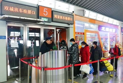 哈西公路客運(yùn)站內(nèi)旅客檢票排隊上車。黑龍江省交通運(yùn)輸廳供圖