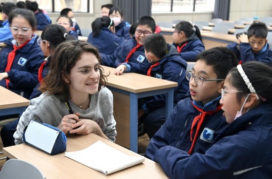  2023年12月18日，在西安新城區(qū)后宰門小學(xué)進(jìn)行的中法校園文化周法語語言沙龍上，西安法語聯(lián)盟的老師與學(xué)生進(jìn)行互動。新華社記者 劉瀟 攝