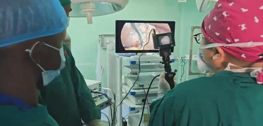 吳巍醫(yī)生（右一）在開(kāi)展雙鏡聯(lián)合手術(shù)。中國(guó)援桑醫(yī)療隊(duì)供圖