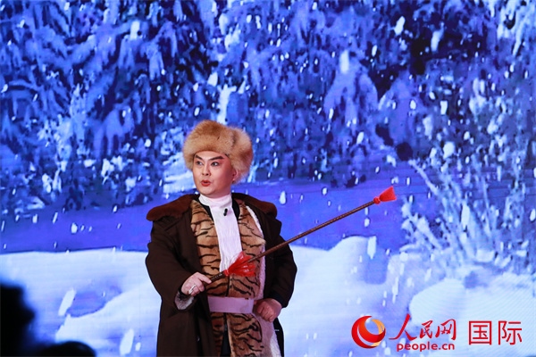 現(xiàn)代京劇《智取威虎山》選段《打虎上山》。人民網(wǎng) 許可攝