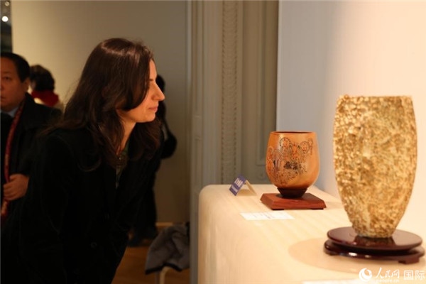 嘉賓和公眾參觀“絲路瓷行”——中國景德鎮(zhèn)陶瓷文化特展。人民網(wǎng)記者 尚凱元攝