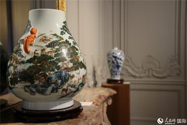 嘉賓和公眾參觀“絲路瓷行”——中國景德鎮(zhèn)陶瓷文化特展。人民網(wǎng)記者 尚凱元攝