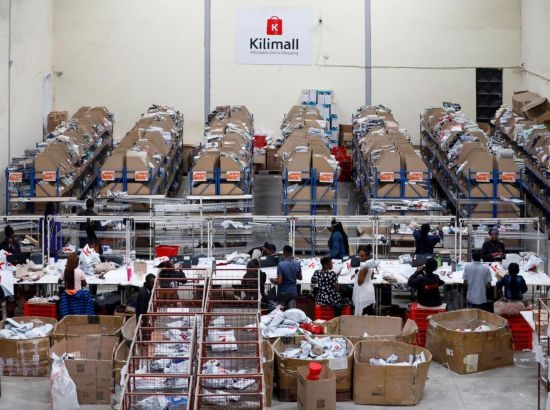 2023年11月11日，在肯尼亞姆洛隆戈，Kilimall員工在倉庫內(nèi)工作。新華社記者 李亞輝 攝