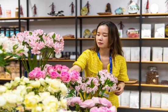 2023年7月1日，在位于湖南省長沙市的湖南高橋大市場，中非經(jīng)貿(mào)博覽會常設展館展區(qū)肯尼亞館工作人員在整理產(chǎn)自非洲的鮮花。新華社記者 陳思汗 攝