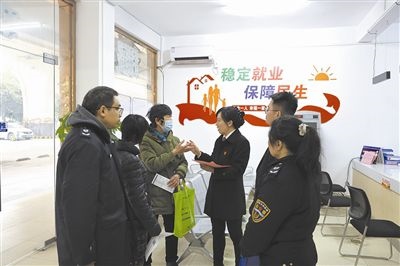  圖③：調(diào)解后，法官現(xiàn)場向當(dāng)事人做釋法析理工作。