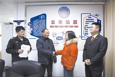  圖②：雙方當(dāng)事人達(dá)成調(diào)解協(xié)議，握手言和。