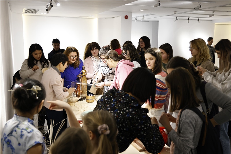 羅馬尼亞觀眾體驗安溪竹藤編技藝。 布加勒斯特中國文化中心供圖