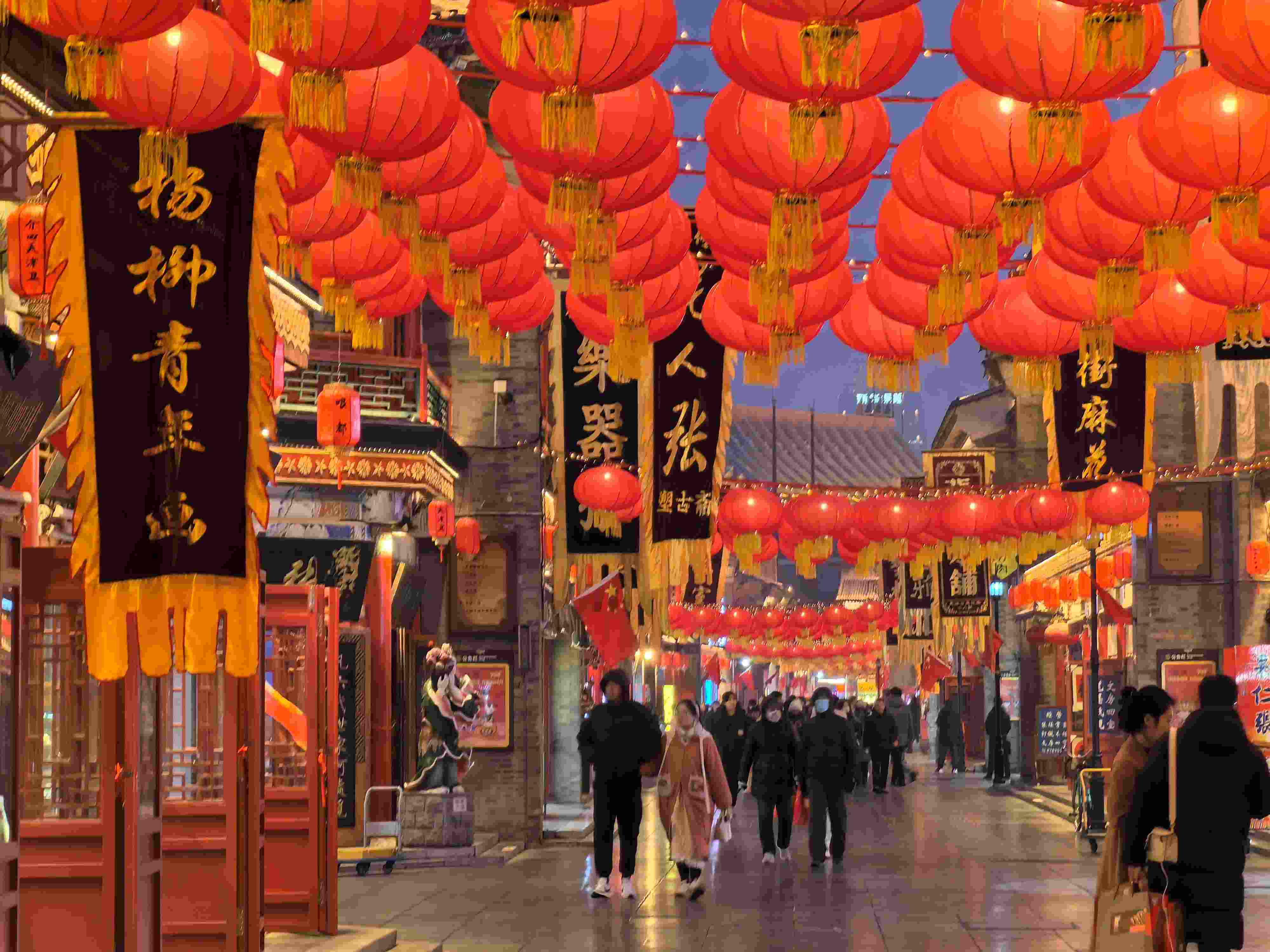 △春節(jié)臨近，古文化街上年味兒漸濃。（總臺(tái)央廣記者潘毅拍攝）