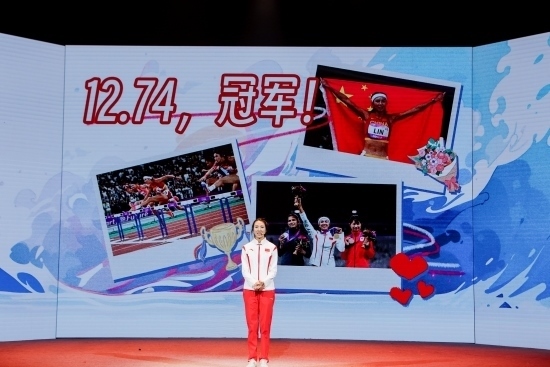 “何以中國·向海泉州”網(wǎng)絡主題活動現(xiàn)場，林雨薇講述奪冠經(jīng)歷。泉州廣播電視臺供圖