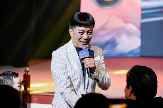 “何以中國(guó)·向海泉州”網(wǎng)絡(luò)主題活動(dòng)現(xiàn)場(chǎng)，陳百潭演出時(shí)與觀眾互動(dòng)。泉州廣播電視臺(tái)供圖