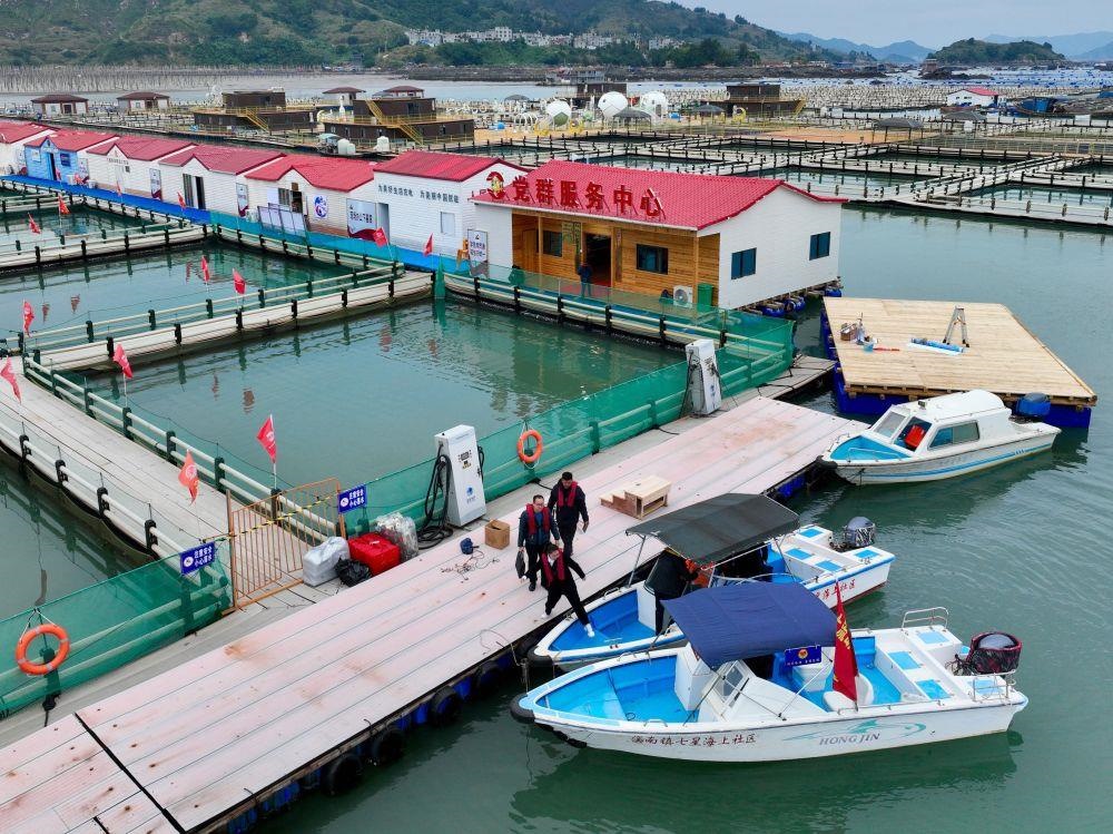 △2023年11月14日，福建寧德市霞浦縣溪南鎮(zhèn)七星海上社區(qū)的工作人員，前往轄區(qū)漁排進(jìn)行民情走訪。