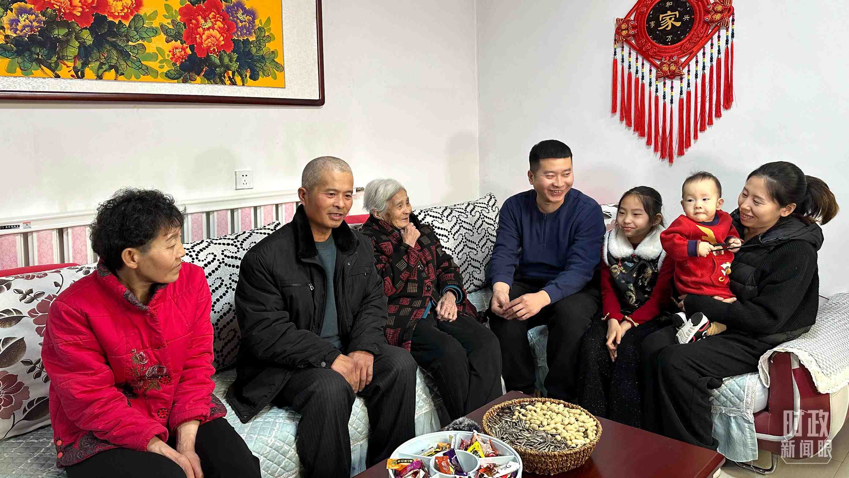 △第六埠村村民杜洪剛一家。（總臺央視記者趙化拍攝）