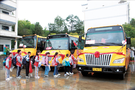 △2023年9月28日，湖北竹山縣校園直通車全域開通后，學(xué)生在有序排隊乘車。第二批主題教育開展后，竹山縣將實施農(nóng)村道路暢通工程作為為民辦實事的重要內(nèi)容。