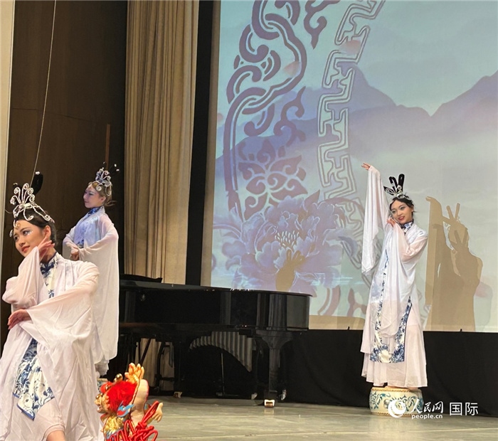 舞蹈《青花瓷》，表演者：德國(guó)中歐文化藝術(shù)交流協(xié)會(huì)