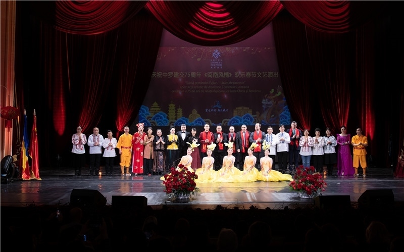 圖為韓大使、羅政府高官與泉州藝術(shù)團(tuán)演員合影。中國(guó)駐羅大使館文化處供圖。