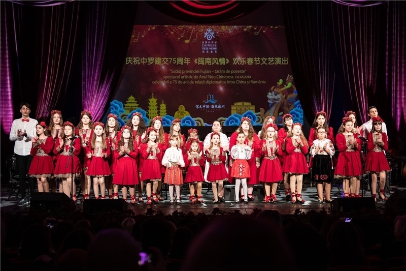 圖為羅小快板兒童合唱團(tuán)在演唱中文歌曲。 中國(guó)駐羅大使館文化處供圖。