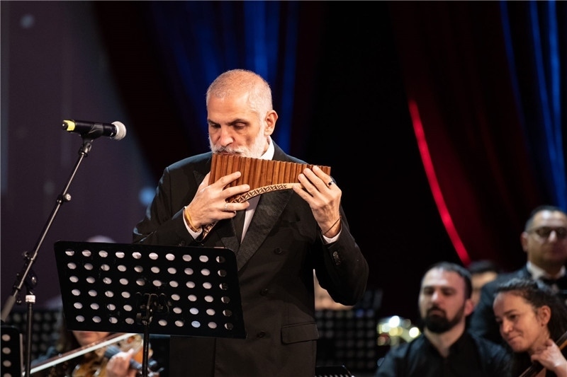 圖為著名排簫大師達(dá)米安·德拉吉奇在領(lǐng)銜演奏中國(guó)經(jīng)典曲目。 中國(guó)駐羅大使館文化處供圖。