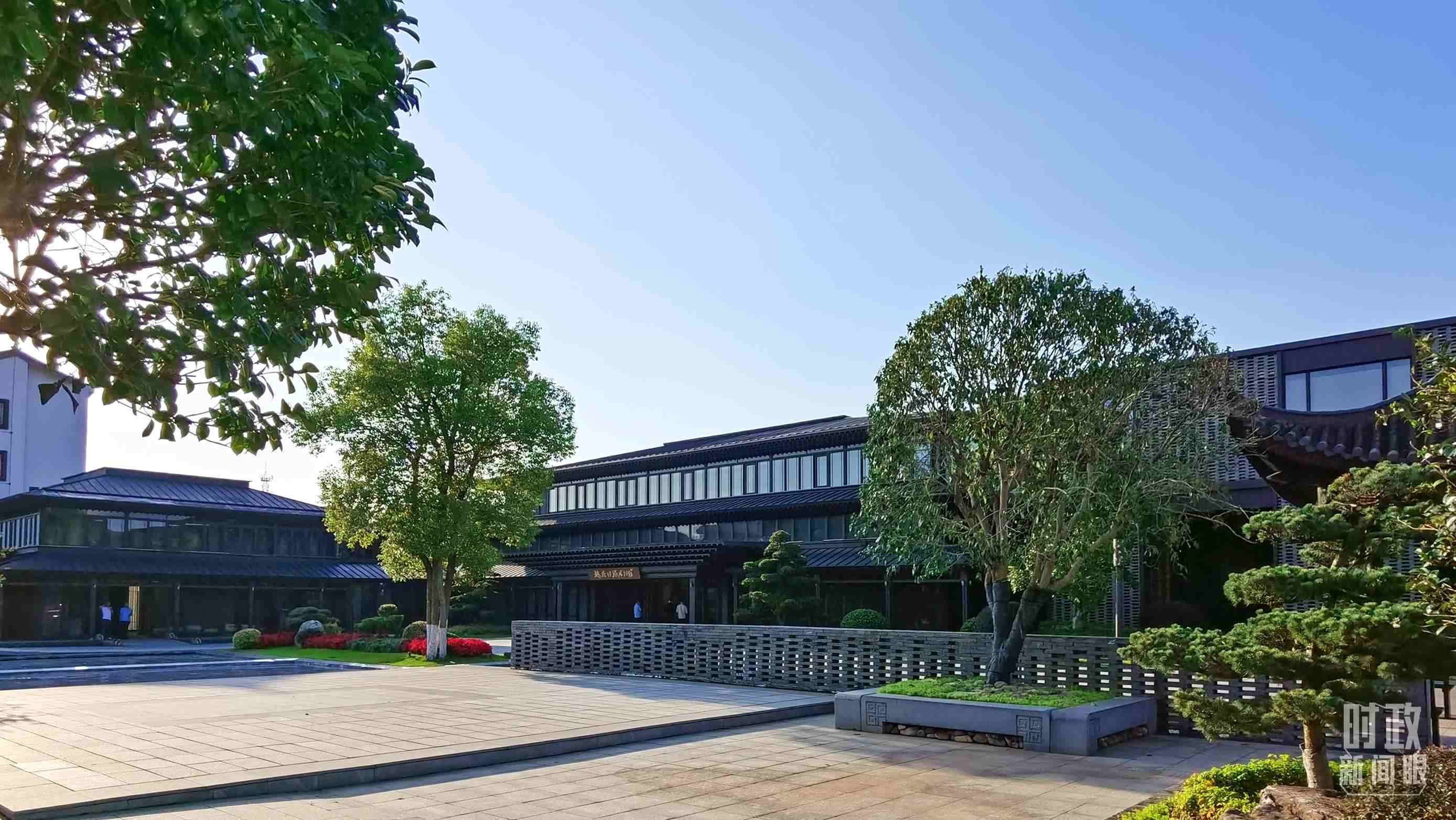 △楓橋經(jīng)驗(yàn)陳列館。2023年9月，習(xí)近平來(lái)到這里考察，強(qiáng)調(diào)要發(fā)展好新時(shí)代“楓橋經(jīng)驗(yàn)”。（總臺(tái)央視記者陳漢章拍攝）