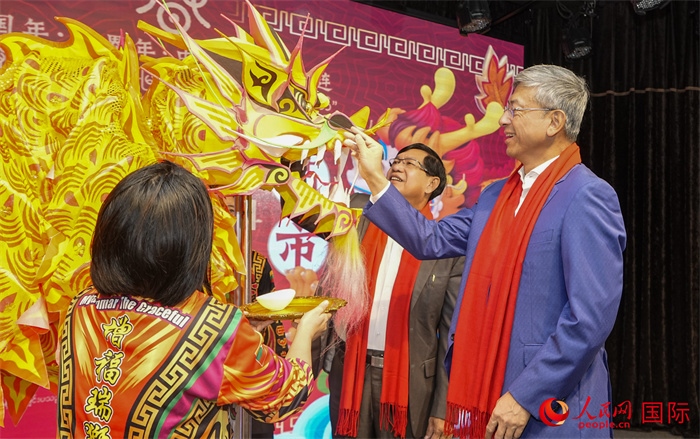 陳海大使與登梭首席部長(zhǎng)共同為祥龍點(diǎn)睛-人民網(wǎng)記者謝佳君攝