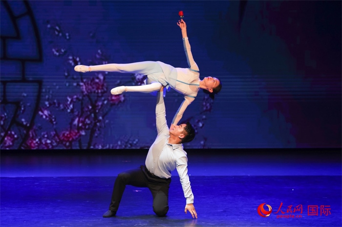 2日在阿聯(lián)酋迪拜舉行的大型音舞詩(shī)畫(huà)《新疆是個(gè)好地方》文藝演出。人民網(wǎng)記者 任皓宇攝