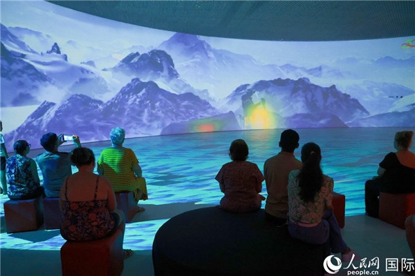 巴西民眾在活動(dòng)現(xiàn)場(chǎng)觀賞“走進(jìn)中國：沉浸式體驗(yàn)展”。人民網(wǎng)記者 陳海琪攝
