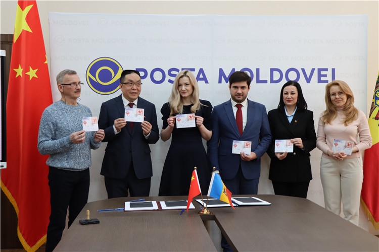 摩爾多瓦首發(fā)龍年生肖郵票。中國駐摩爾多瓦大使館供圖