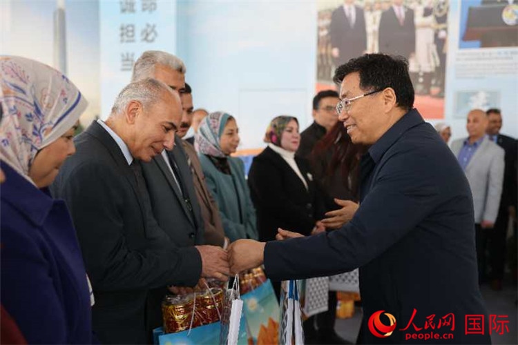 中建埃及分公司董事長常偉才為埃及師生發(fā)放新年禮包。人民網(wǎng)記者 黃培昭攝