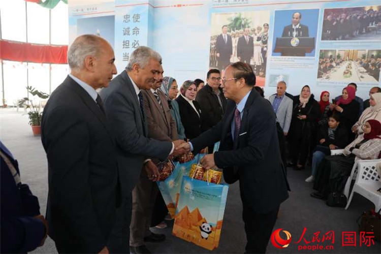 中國駐埃及使館教科處盧春生公參為埃及師生發(fā)放新年禮包。人民網(wǎng)記者 黃培昭攝