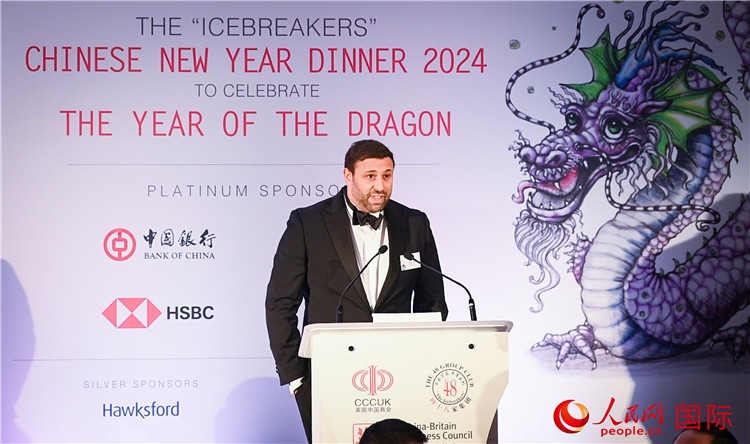 英國(guó) 48 家集團(tuán)俱樂部候任主席杰克·佩里致辭。人民網(wǎng) 郭錦標(biāo)攝