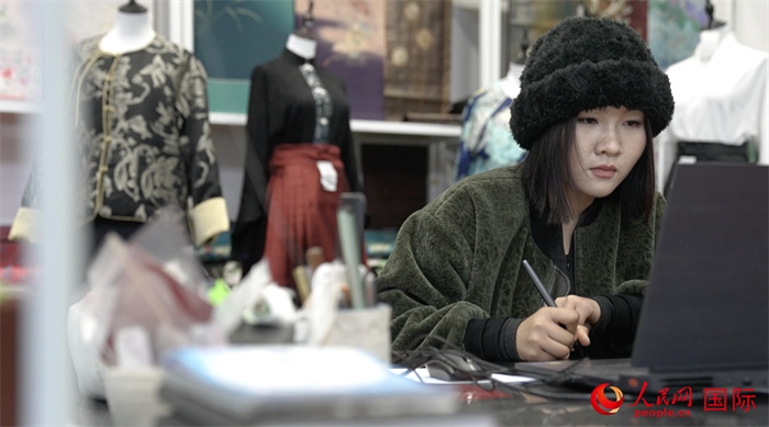 1月23日，在山東省菏澤市曹縣有愛云倉直播基地，張子晨正在設(shè)計(jì)漢服。 人民網(wǎng)記者 袁蒙攝